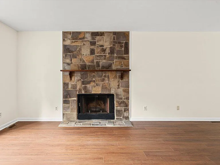 3555 Londonderry Ln — Photo 3