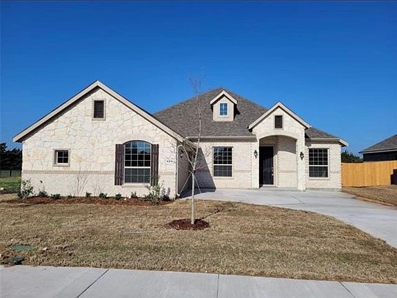 2nd image of 909 Lauren Dr