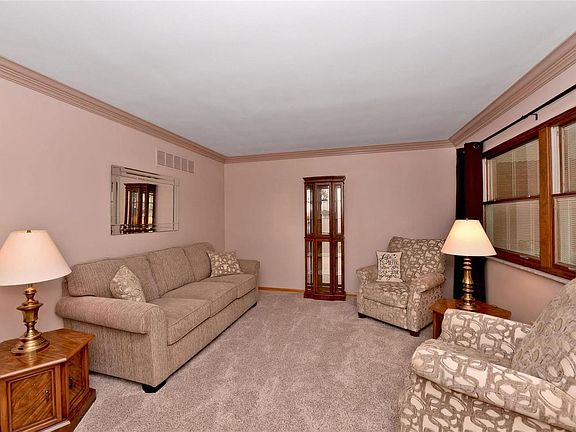 Formal livingroom.
