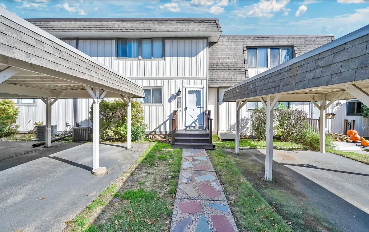 3 bed, 2.5 bath, 2012 sqft, $2,850 — Photo 1