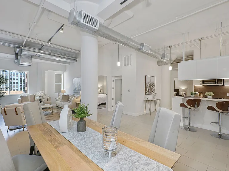939 S Broadway — Photo 46