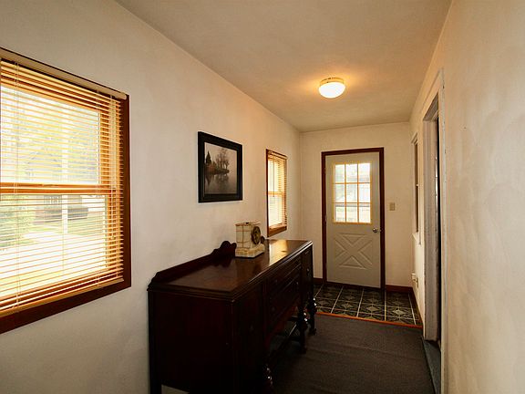 4th image of 842 Grant St