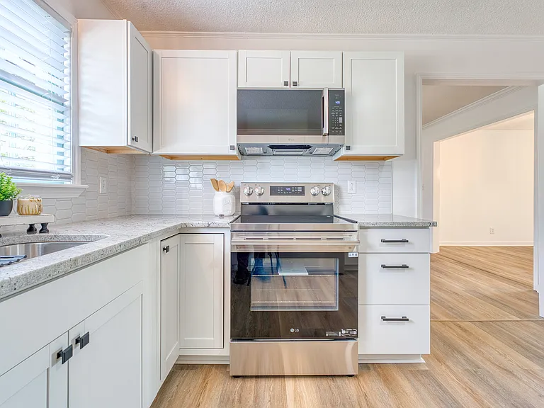 825 Fresno Dr — Photo 12