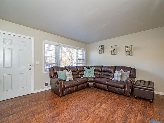 4th image of 93 Serpentine Dr E