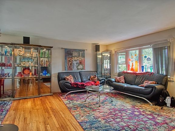 3rd image of 620 W Vermont St