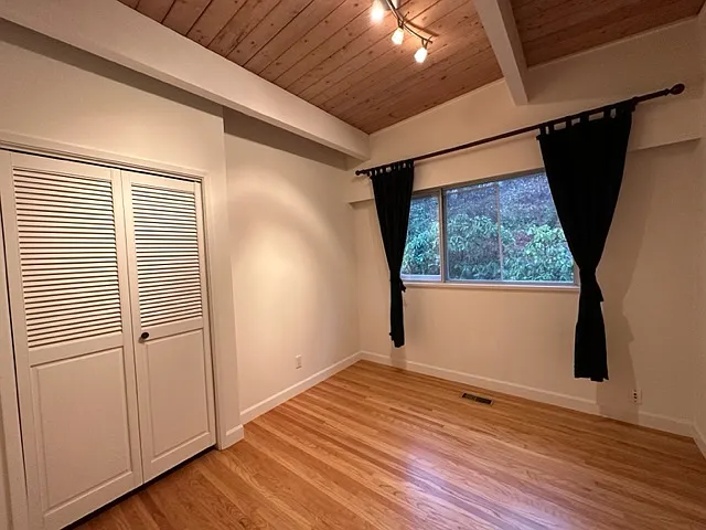 486 Craigmohr Dr — Photo 16