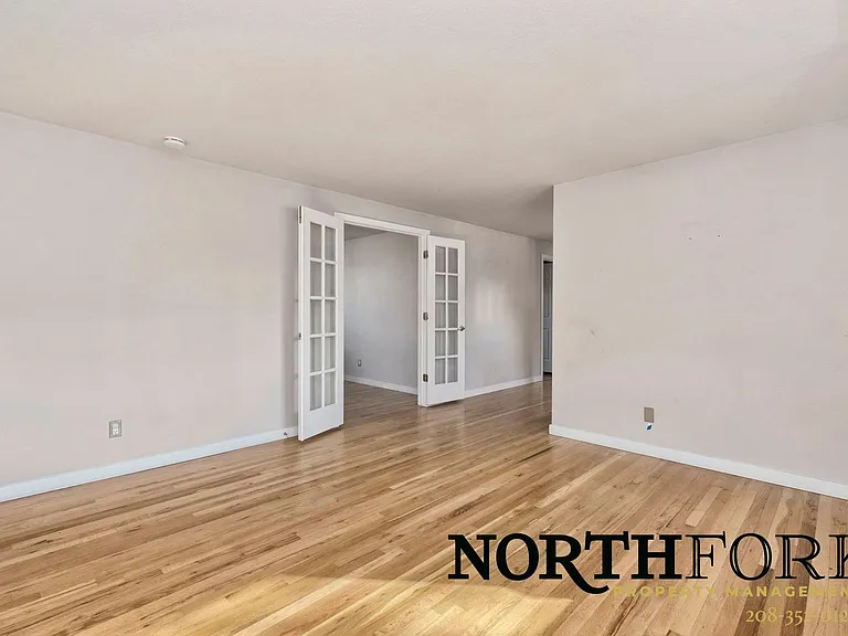 2426 N Redway Rd — Photo 5