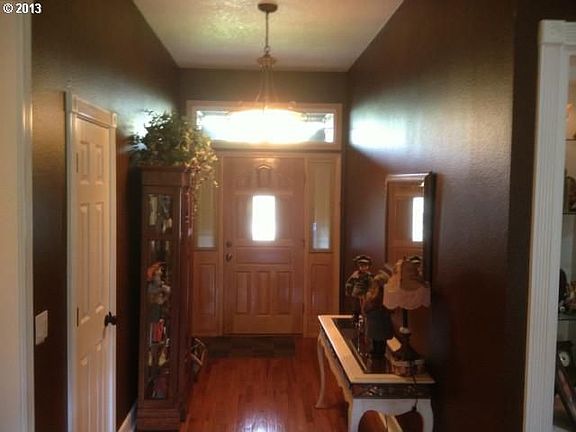 2nd image of 628 NE Estate Dr