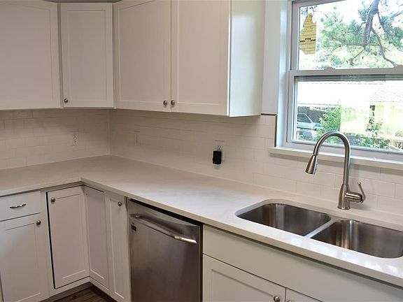 5th image of 310 Vicksburg Ln