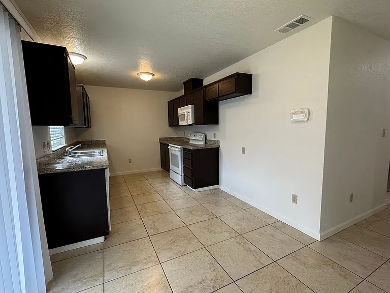 2047 Deauville Dr — Photo 7