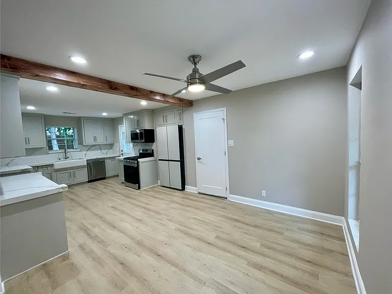 1433 Pickwick Ln — Photo 5