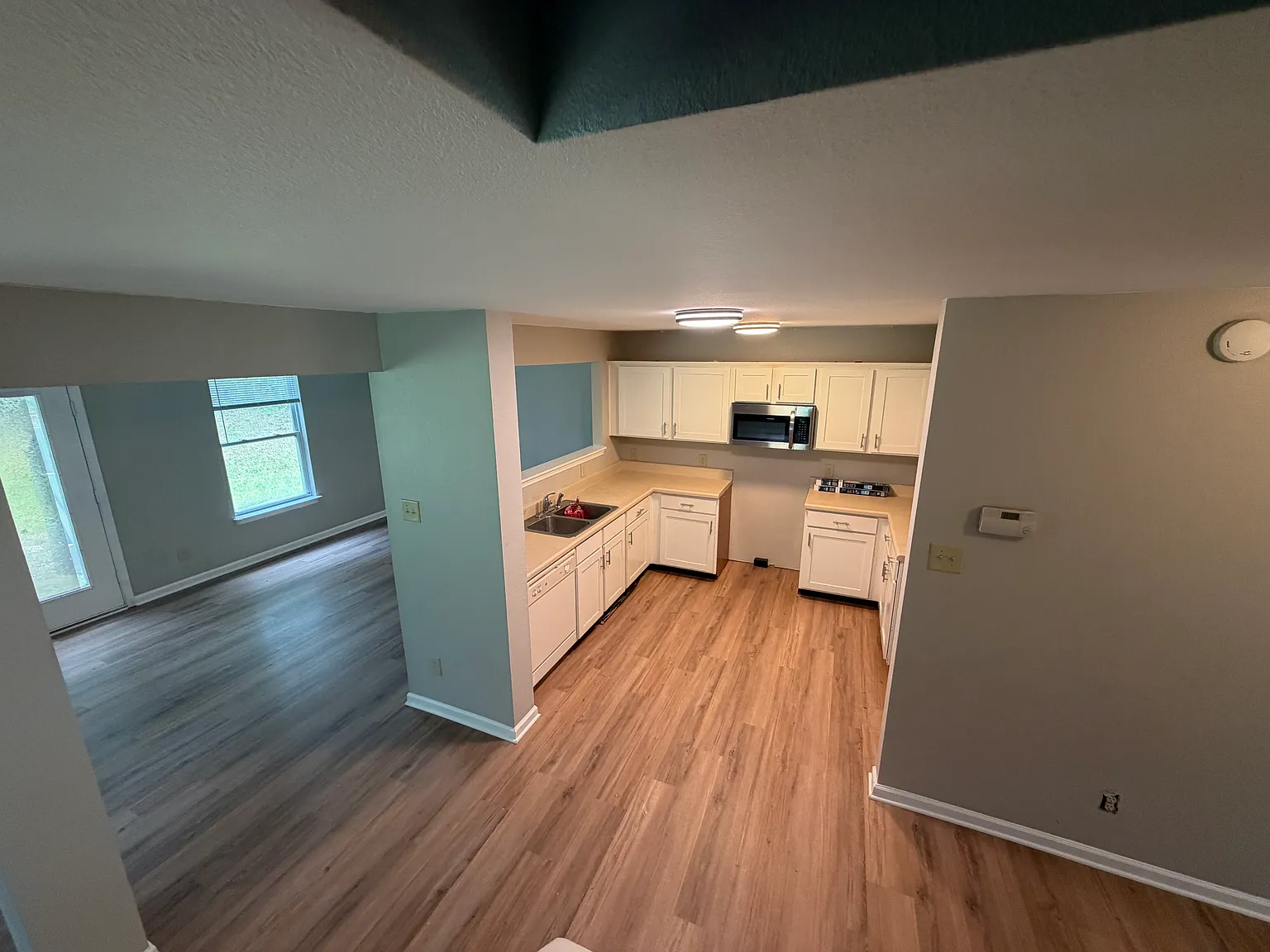 3 bed, 2.5 bath, 2392 sqft, $2,350 — Photo 2