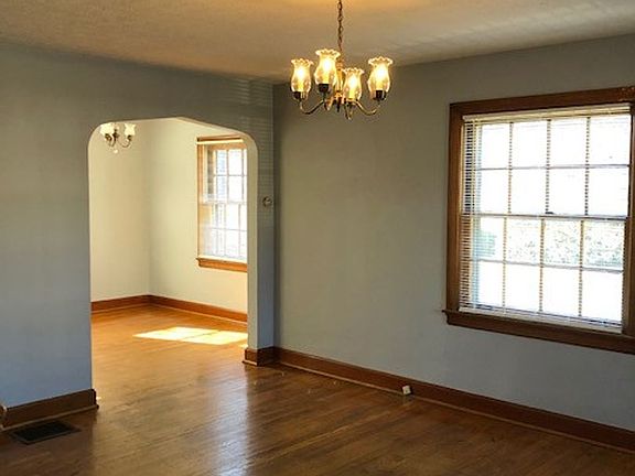 3rd image of 402 College St #402