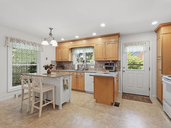 3rd image of 20 Clover Dr