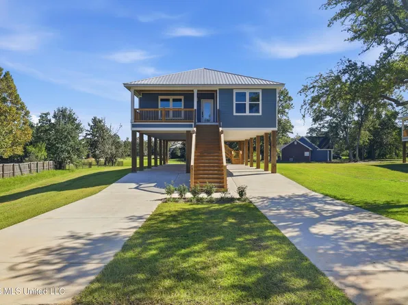 10107 Bald Eagle Dr, Biloxi, MS 39532