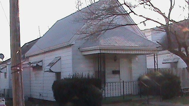 2nd image of 138 E Chestnut St