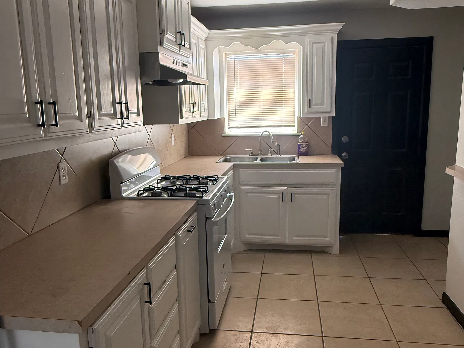 3 bed, 1132 sqft, $1,800 — Photo 2