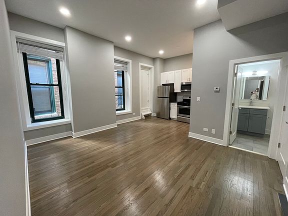 4th image of 803 N Wabash Ave #4E