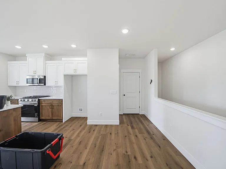 435 E River Ln — Photo 9