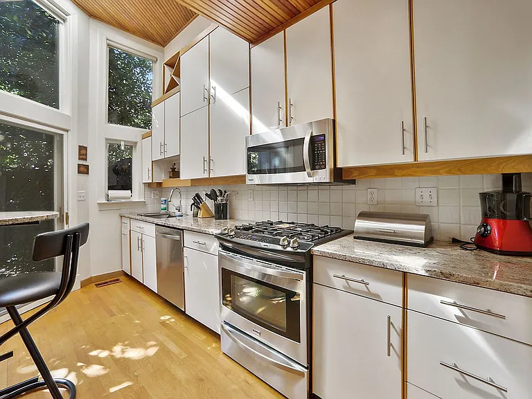 837 New Hampshire Ave NW — Photo 11