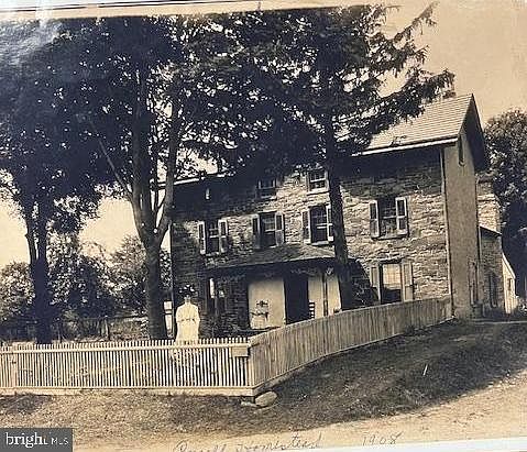 2nd image of 540 W Springfield Rd