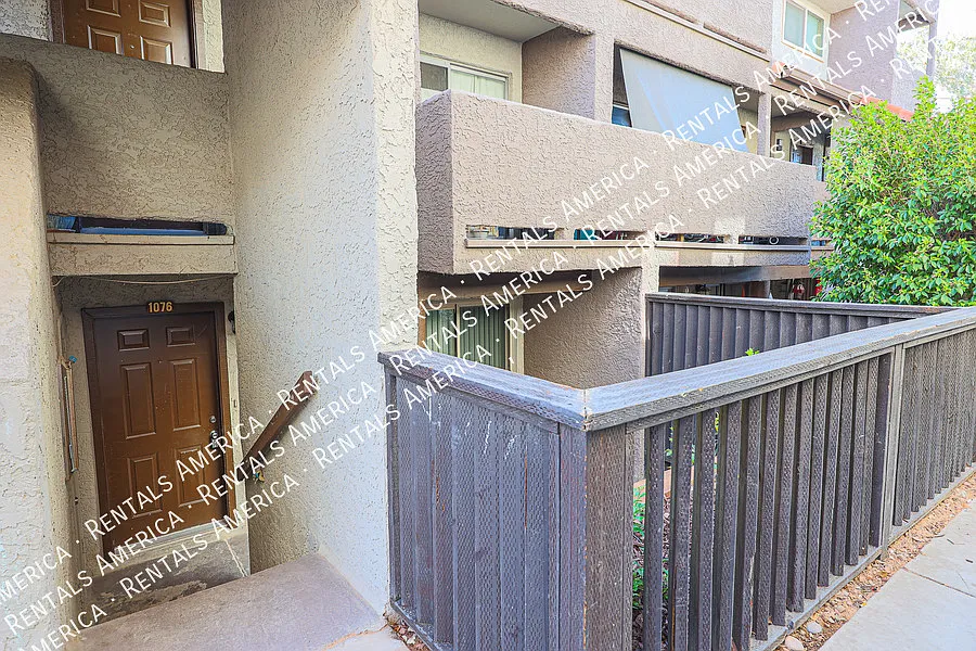 Upgraded 2 bed 2 bath condo in Mesa — Photo 1
