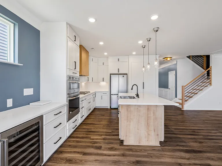 1069 Pennington Dr — Photo 11