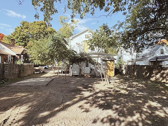 4th image of 1205 Champaign Ave
