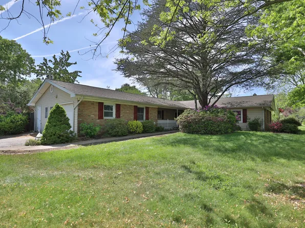 36 Manchester Ln, Stony Brook, NY 11790