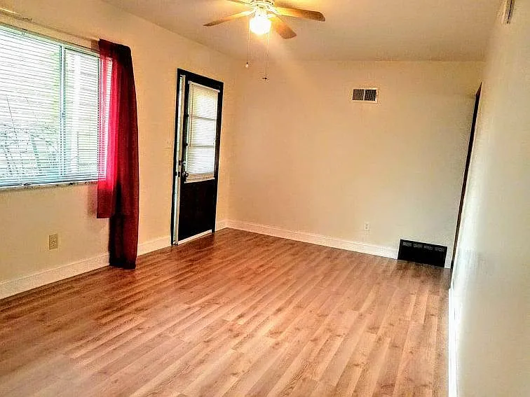 512 Clinton St — Photo 9