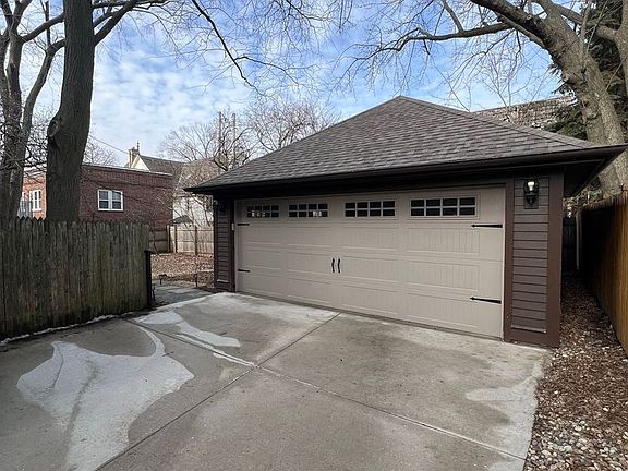 3rd image of 2245-2247 N Lake Dr