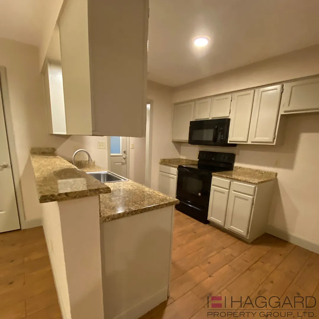 3/2.5/2 Townhome style duplex in Frisco — Photo 3