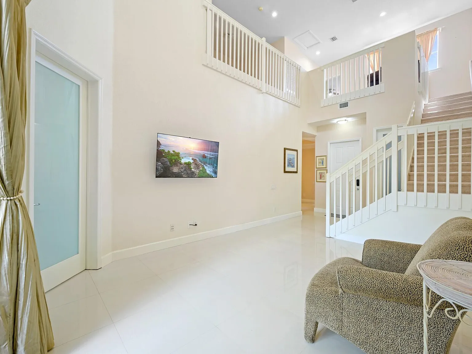 3 bed, 3.5 bath, 2498 sqft, $5,900 — Photo 3