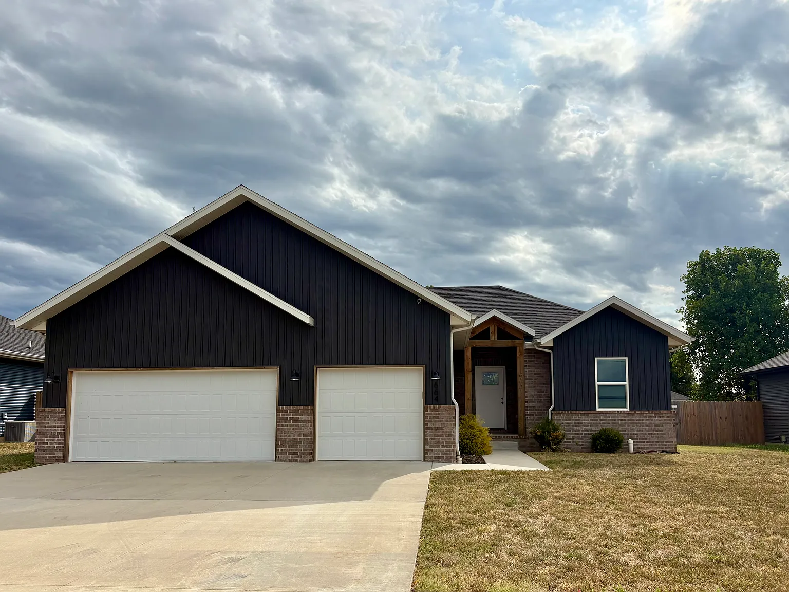 3 bed, 1400 sqft, $1,900 — Photo 1