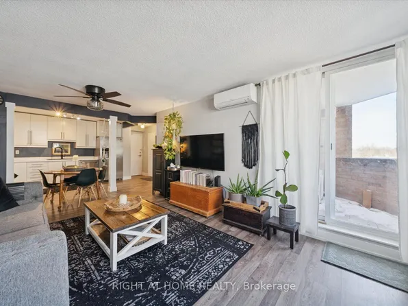 260 Davis Dr Unit 707, Newmarket, ON L3Y 7C3