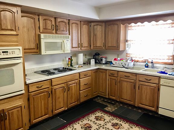 4th image of 900 W 11th St