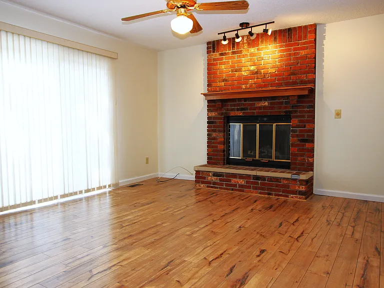 504 Pioneer Dr — Photo 3