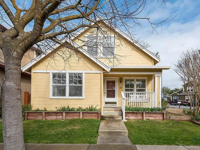 Welcome to 58 Twin Creeks Cir in Midtown Petaluma. Close to the freeway and walkable to downtown!