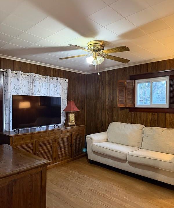 435 Riverbank St, photo 2