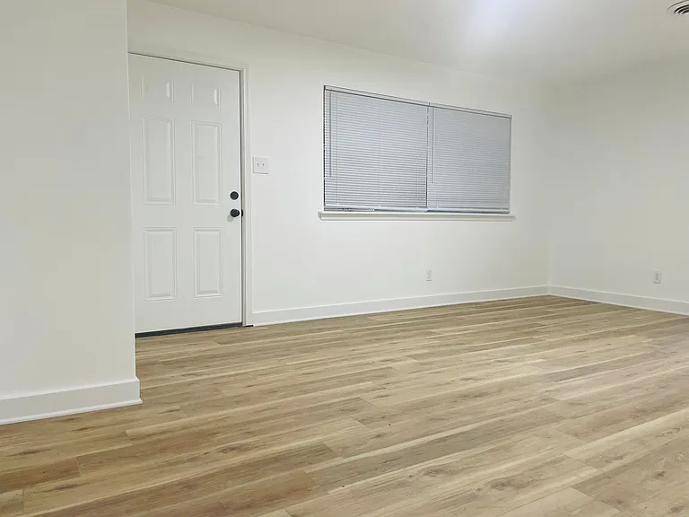 3605 Pine Cone Dr — Photo 2