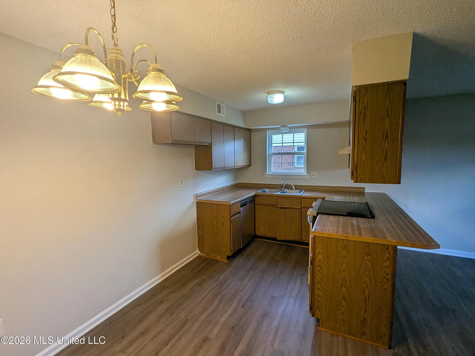 2 bed, 1.5 bath, 900 sqft, $1,095 — Photo 3