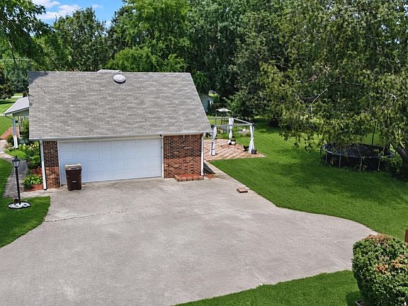 3rd image of 15952 Jackson Ln