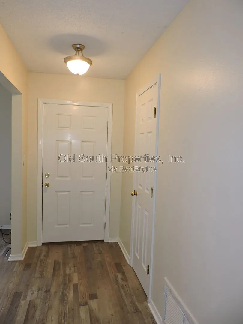 3 bed, 2.0 bath, 1369 sqft, $1,495 — Photo 2