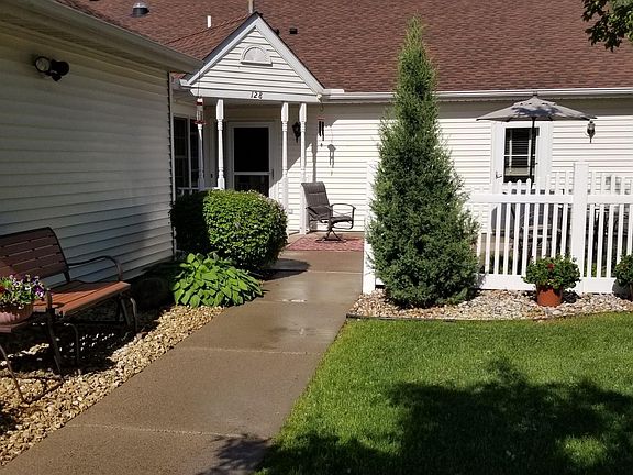 4th image of 128 Carmel Ave W