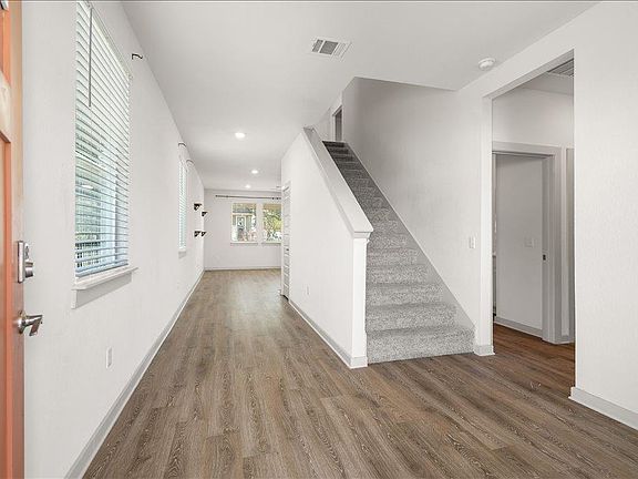 5th image of 141 Merrick Rd