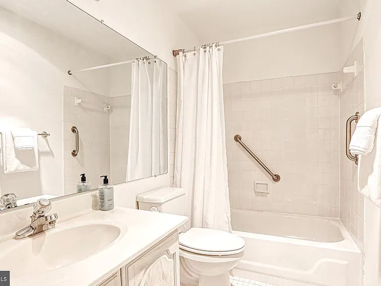 3251 Sutton Pl NW #B — Photo 25