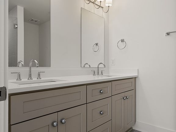 5th image of 504 Edwin St