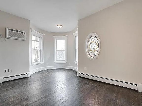 3rd image of 486 Bramhall Ave #3