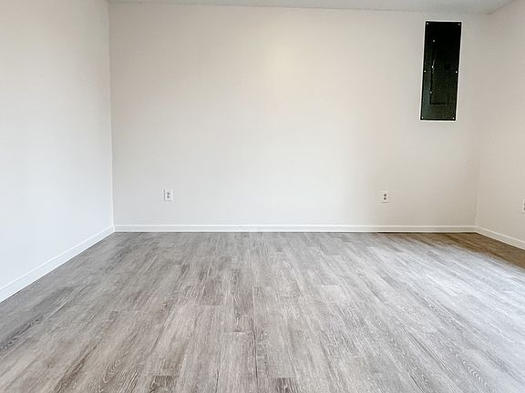 4th image of 11402 152nd St E APT A
