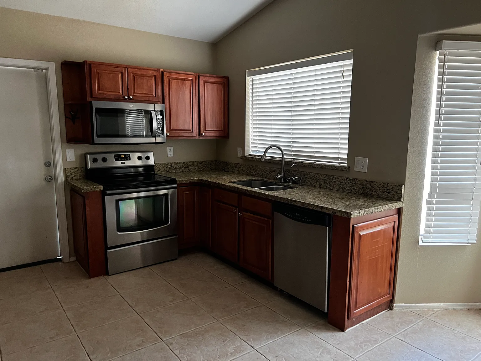 4 bed, 1772 sqft, $2,555 — Photo 3